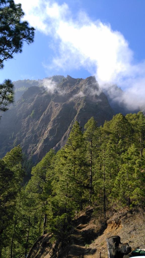 ALUDJ's tweet photo. @HimarGonzalez cascada de colores y caldera de taburiente. https://t.co/aJUifcy9Rc