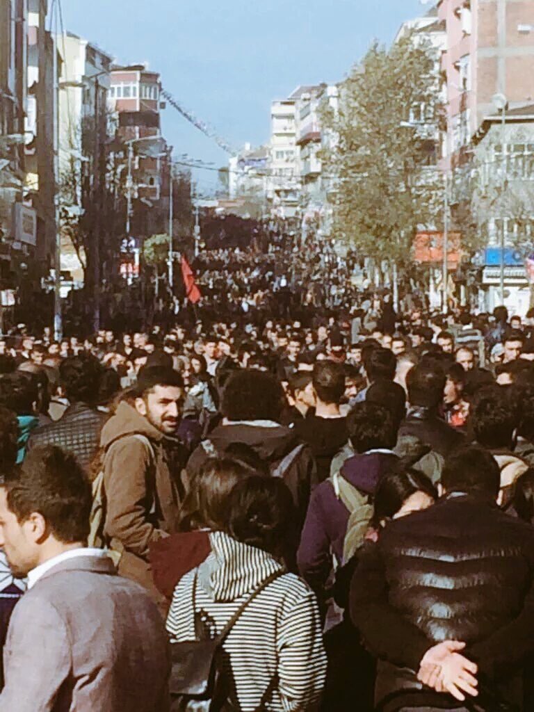 dersimcevre's tweet photo. #Rojava'da yaşamını yitiren #AzizGüler'in cenazesi 59. gün sonra teslim alındı.. Yoldaşları Aziz'i bugün uğurluyor.. https://t.co/58D7r0hoRr