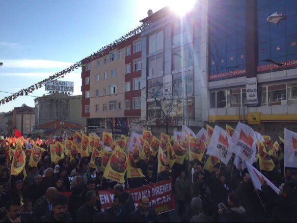 dersimcevre's tweet photo. #Rojava'da yaşamını yitiren #AzizGüler'in cenazesi 59. gün sonra teslim alındı.. Yoldaşları Aziz'i bugün uğurluyor.. https://t.co/58D7r0hoRr