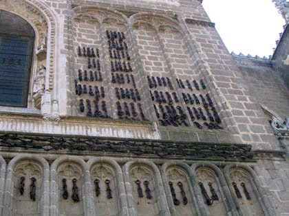 LasTresCulturas's tweet photo. Cruces y Cadenas en el Monasterio de San Juan de los Reyes, Toledo
https://t.co/8ij8SalznU https://t.co/Gbd6Y4IwDO