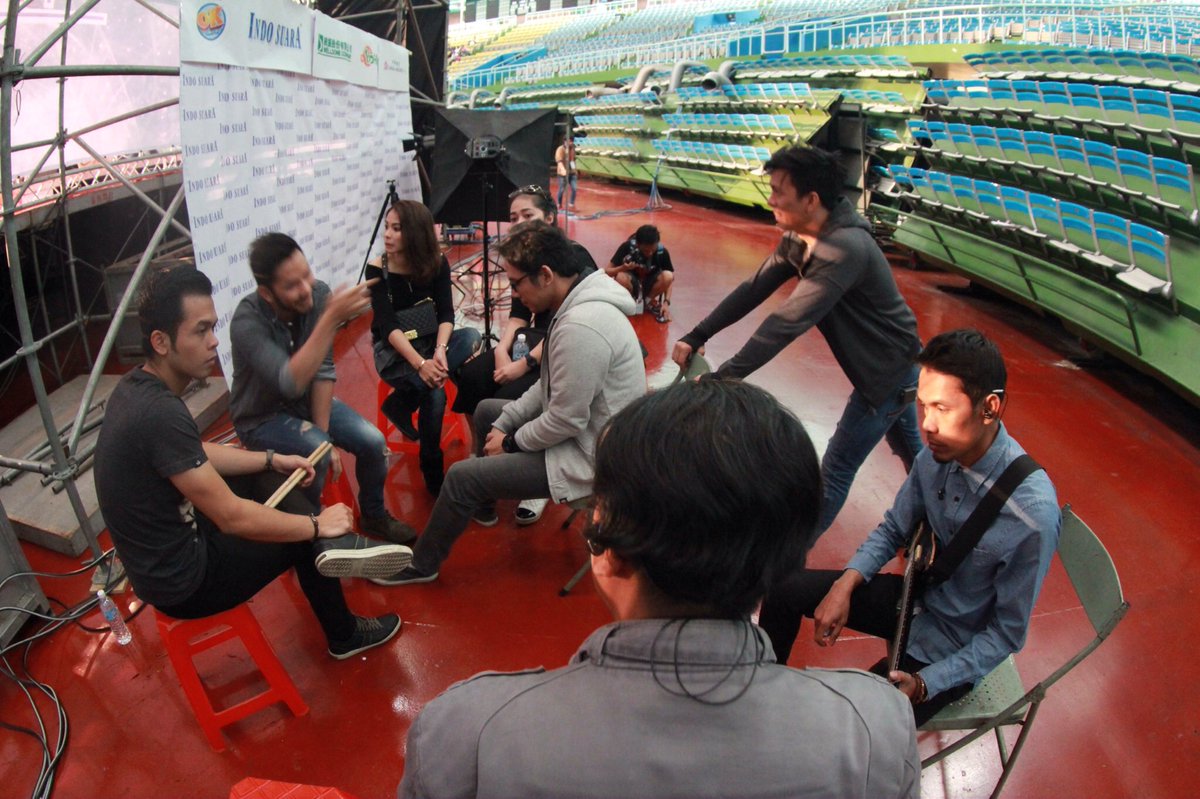 para personil sedang persiapan di backstage