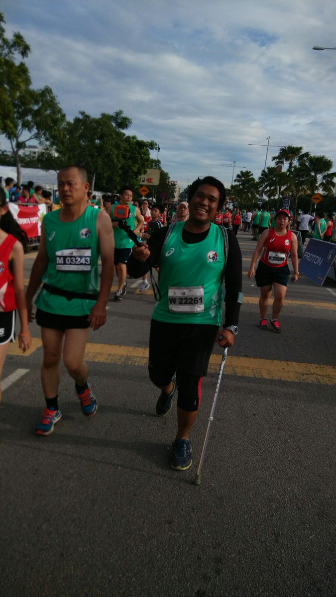 ndhrsl's tweet photo. @twt_marathon masih bersemangat member nii walaupun bertongkat 💪💪 https://t.co/XjpJJZaR39