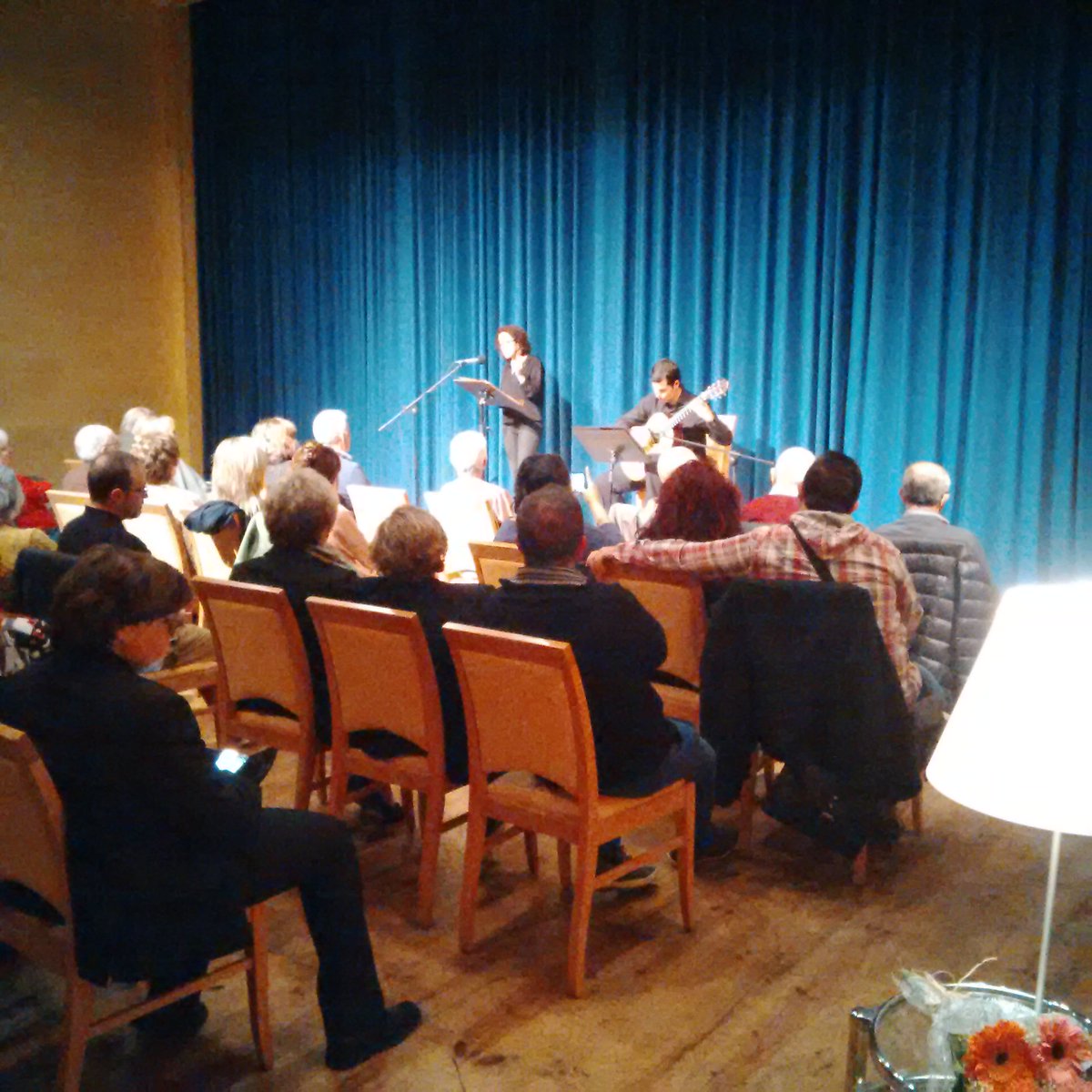 Gracias Clarisa Leal y Adrià Fernández (Guitarra) por reencontrarnos en <a href="/ADOCElda/">ADOC Elda</a> con la poesía. Atmósfera mágica!