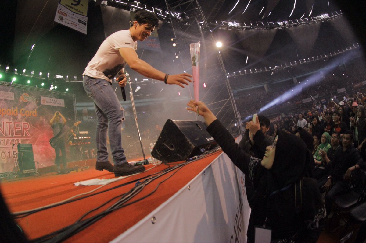 NOAH_ID's tweet photo. ada beberapa sahabat jg yg sempet kasih bunga sama personil.. makasih ya sahabat :) https://t.co/Uh7WIBE99n