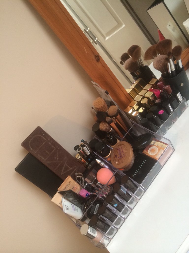 AbbieAshmead's tweet photo. Love my makeup organiser 😍 @Char07Nicholls 😘💗 https://t.co/c82dFoFiPD