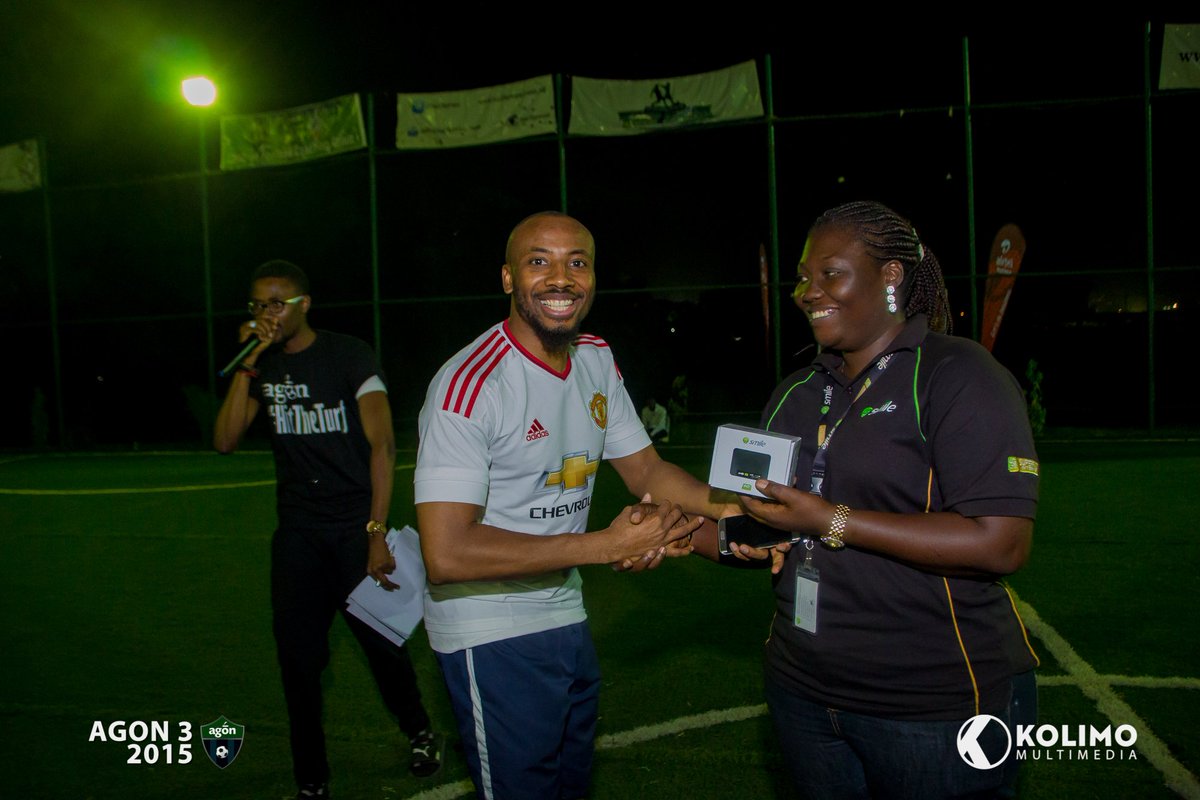 agon_abj's tweet photo. The MVP and Golden Boot receiving their complimentary SMifis from @SmileComsNG #AGON3 #HitTheTurf #A3HTT https://t.co/ZYbenAD0Xc