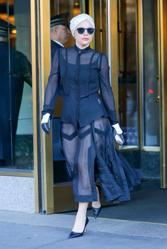 erick032009's tweet photo. Lady Gaga leaving her apartment in NYC today. https://t.co/EgSG6szDv5