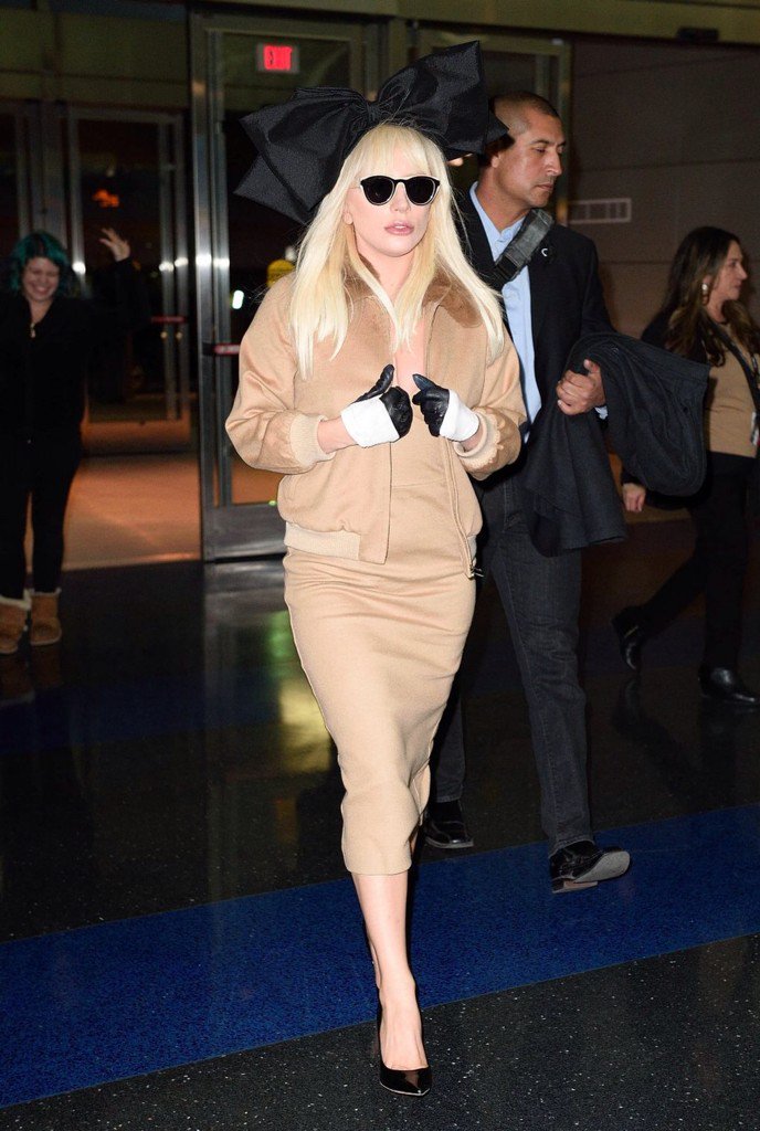 erick032009's tweet photo. Lady Gaga arriving to JFK Airport https://t.co/ghSJbBxWIq