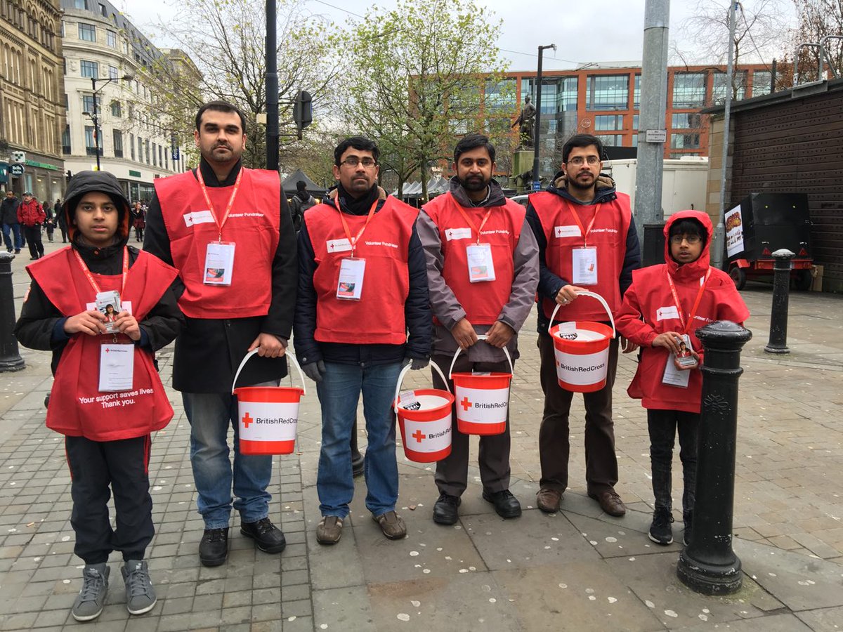 Ahmad_MustafaMr's tweet photo. Muslim youth from @MKAMcrNorth fund raising for @BritishRedCross in #Manchester @MKA_NW @MKA_UK @KerryThreadgill https://t.co/updhqz6m5b