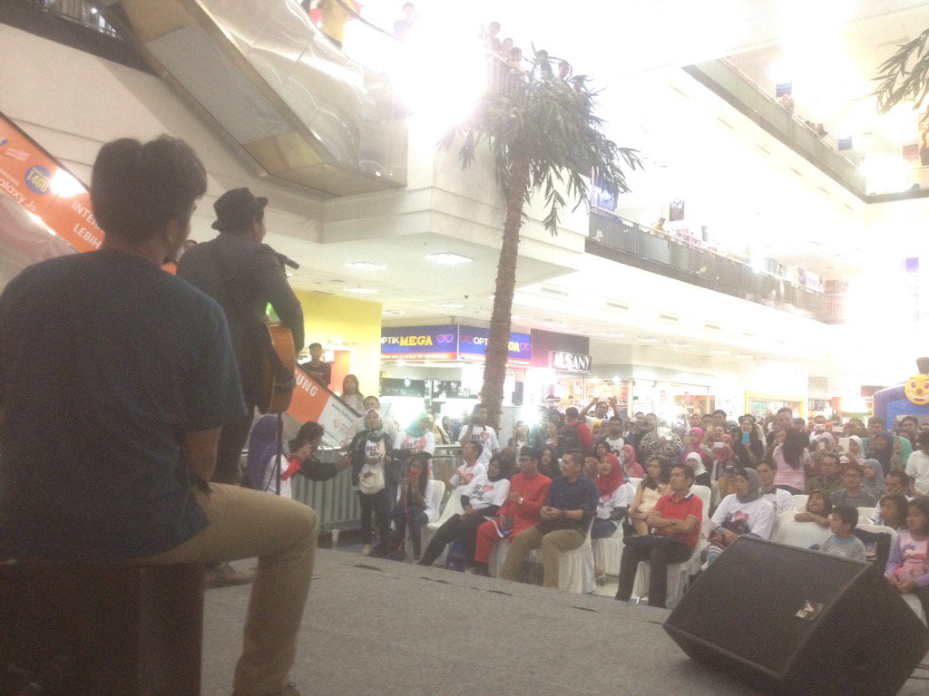 Selesai sett akustik <a href="/LCvirgoun/">VIRGOUN</a> <a href="/myLASTCHILD/">LAST CHILD</a> at Depok Town square With <a href="/BensRadio/">bensradio</a>