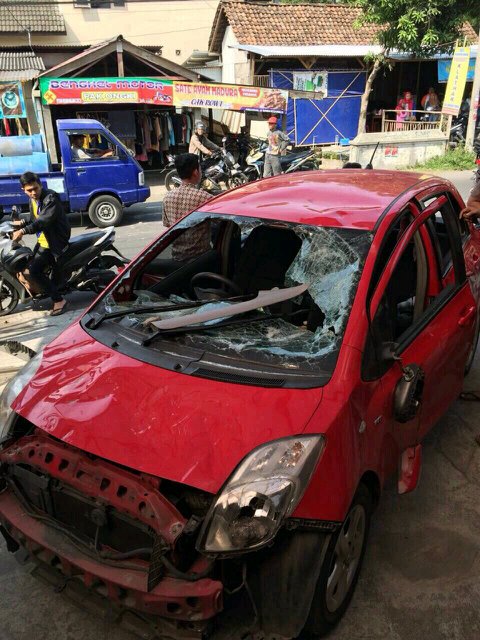 Jogja24Jam's tweet photo. #jogja @subisaja
Lok: Jalan Damai, Yaris Merah monggo diusut.  #Kampanye https://t.co/2VZW7pr8Xe