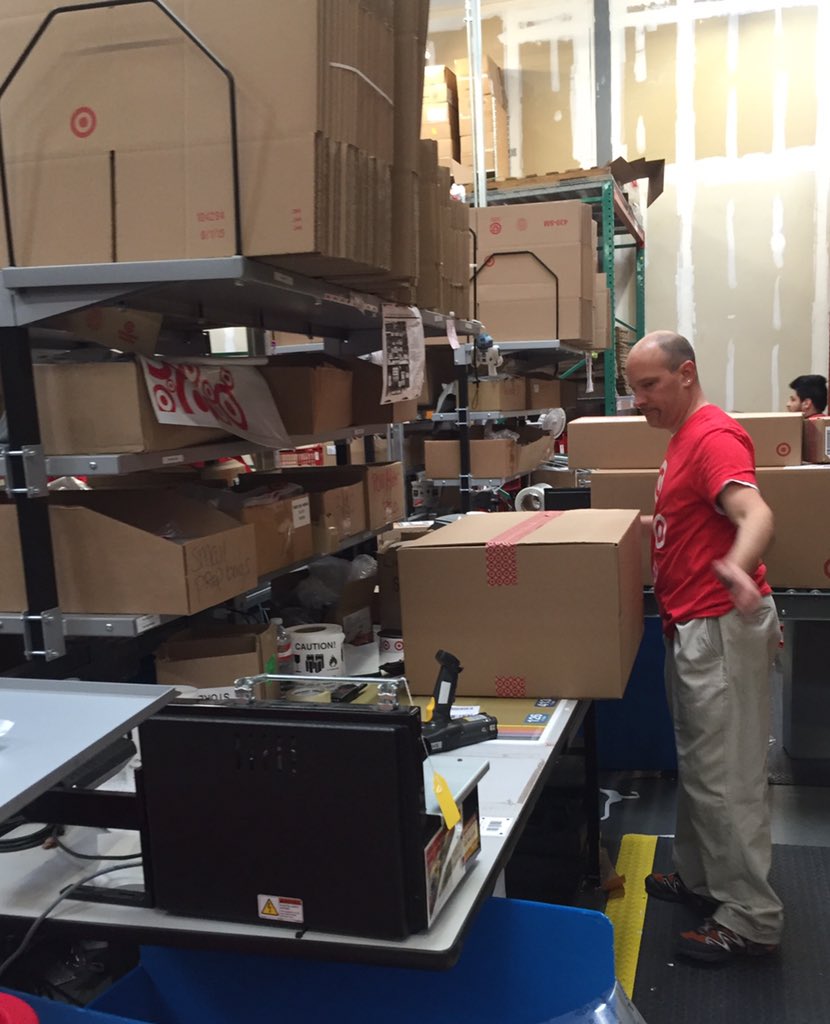 samlanders22's tweet photo. Some pretty amazing things happened this AM at 1387! Way to knock out our first day of 900 orders! #clickandship 👍🏼 https://t.co/63fWdYIyhJ