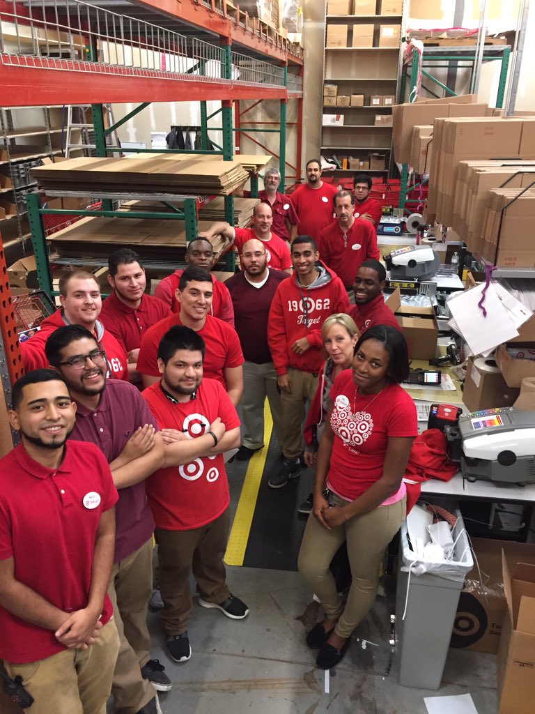 samlanders22's tweet photo. Some pretty amazing things happened this AM at 1387! Way to knock out our first day of 900 orders! #clickandship 👍🏼 https://t.co/63fWdYIyhJ