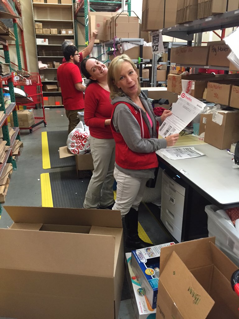 samlanders22's tweet photo. Some pretty amazing things happened this AM at 1387! Way to knock out our first day of 900 orders! #clickandship 👍🏼 https://t.co/63fWdYIyhJ