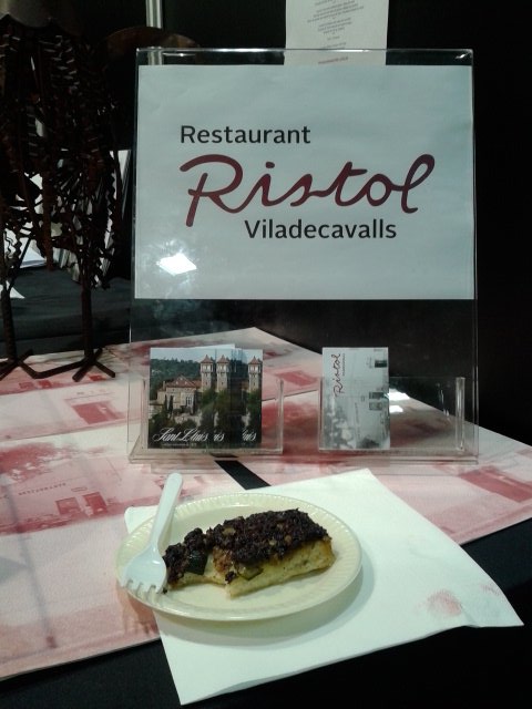 xivitor's tweet photo. ¿Que os da hambre? Pasaros por el stand de #Ristol con la Carme que es un solete y la coca está deliciosa. https://t.co/V7DVgjA2pz