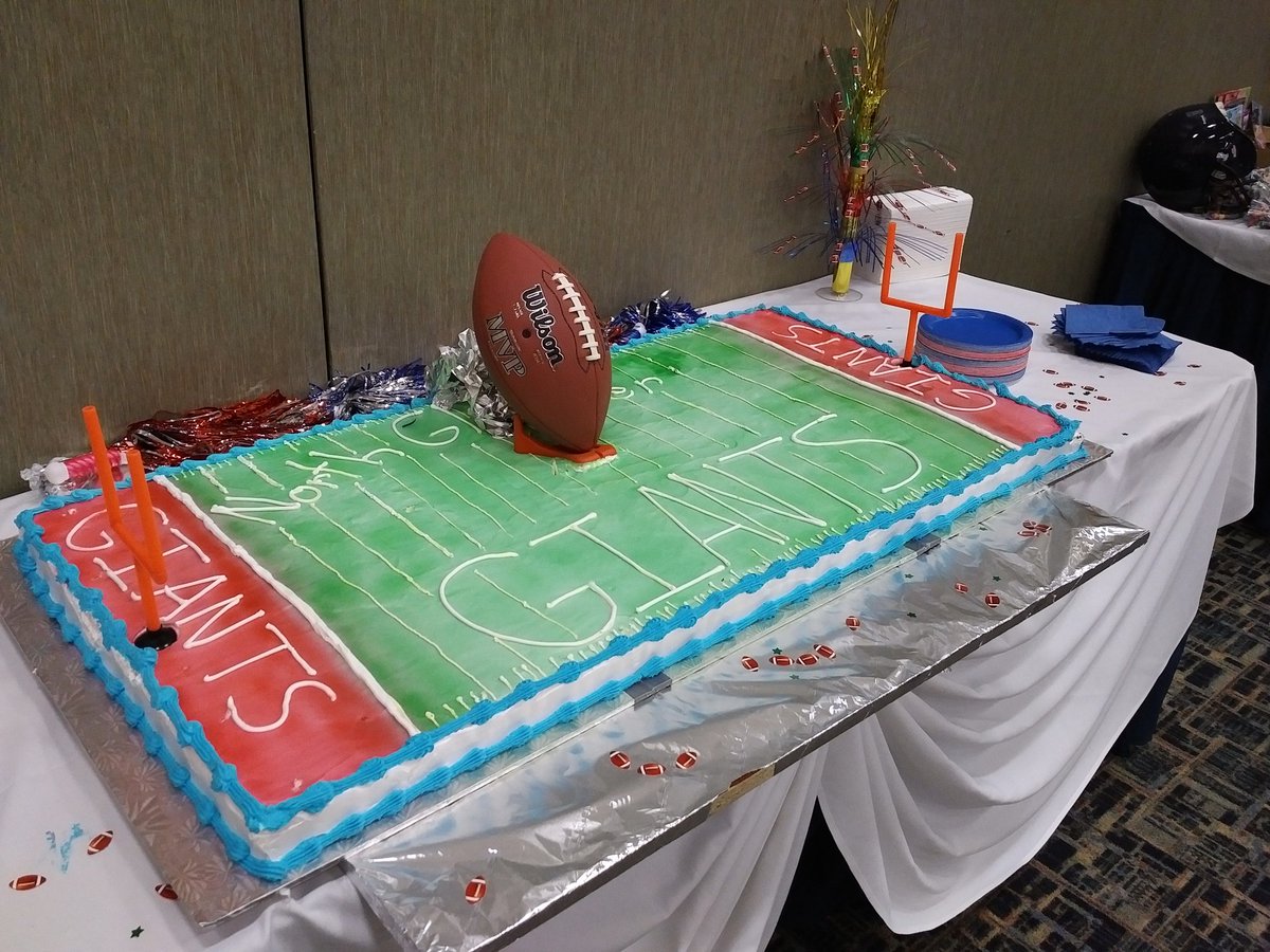 TimTierney's tweet photo. At the @NGGiantsFootbal  banquet. Thanks volunteers and parents for all you do! https://t.co/uCOYup7AA4