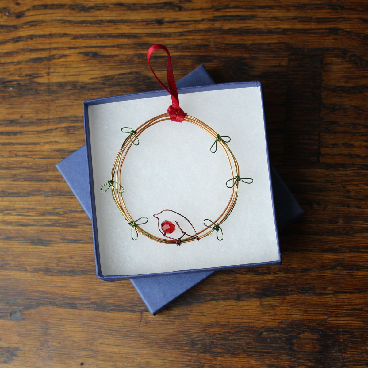 Rhiannon3Thomas's tweet photo. Brand new decorations finished and in gift boxes! Wire snowflake and robin with glass beads. https://t.co/UG6dFs6ai1