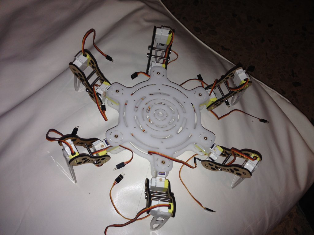 AmuroGameDev's tweet photo. #roboticspider 4.0 and #now the #electronics @HelloWitLab @3DUrbanEssence https://t.co/vMWeZx9mCl
