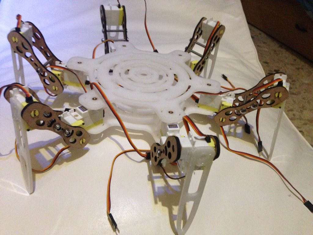 AmuroGameDev's tweet photo. #roboticspider 4.0 and #now the #electronics @HelloWitLab @3DUrbanEssence https://t.co/vMWeZx9mCl