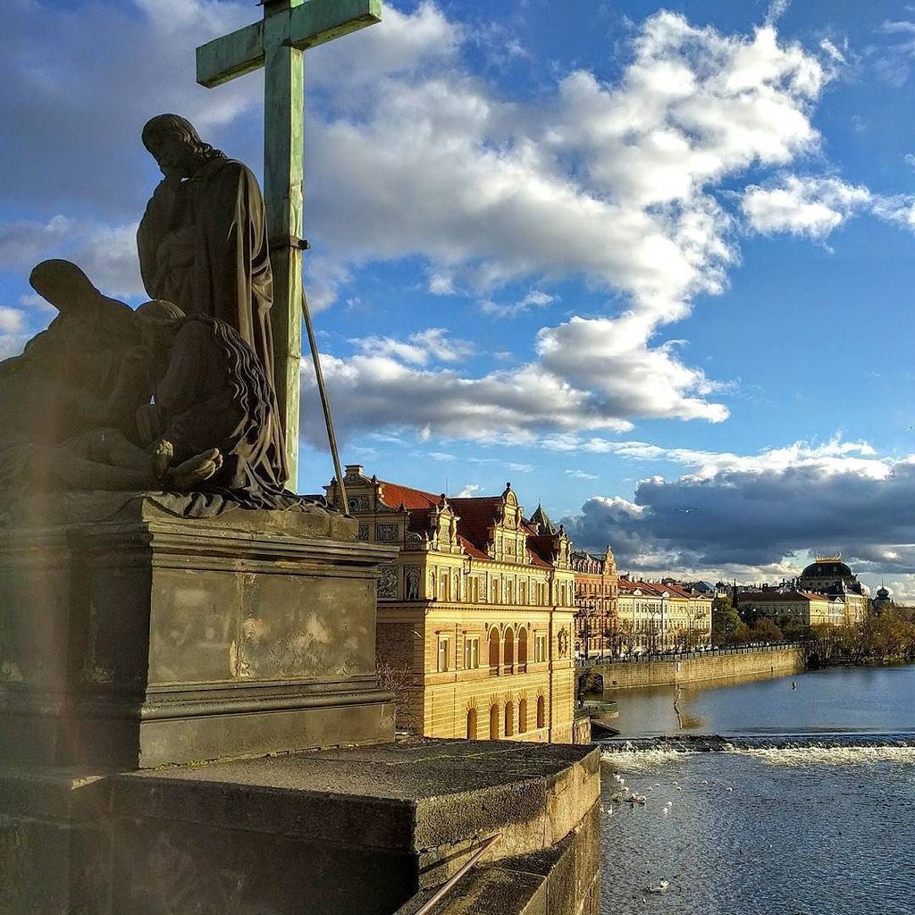 RMLFVR's tweet photo. Beautiful #Prague under the sun from the statues of Charles bridge. #charlesbridge #karluv… https://t.co/gtjHV32L4d https://t.co/pIYeLS7ptQ