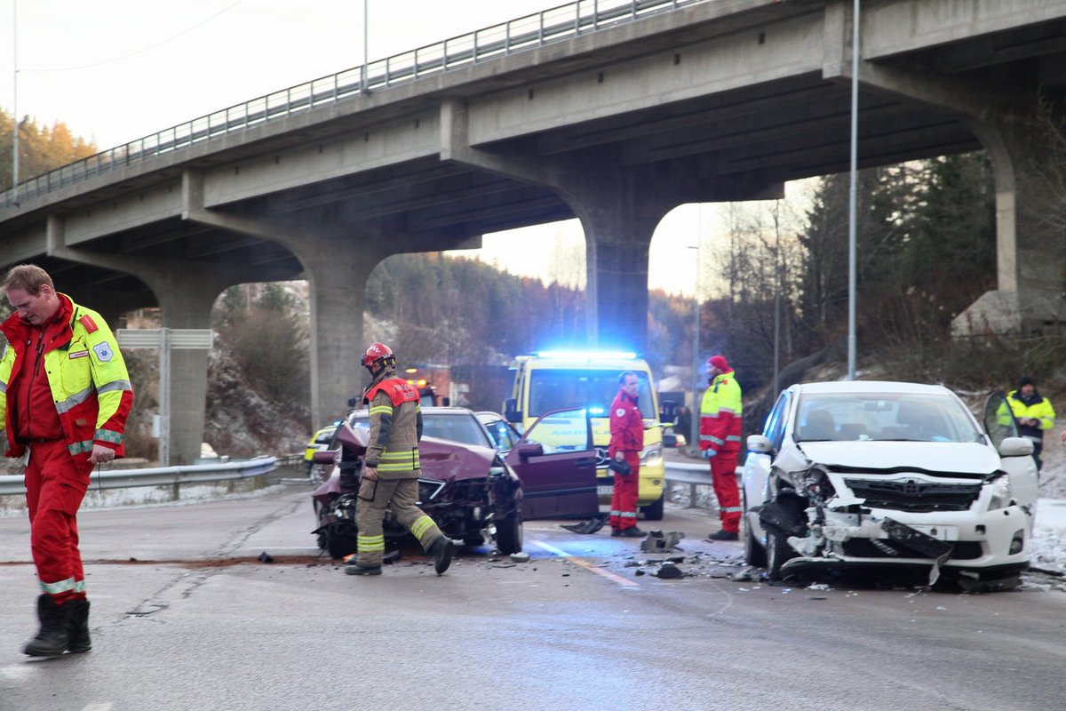 sturlakolding's tweet photo. Fra stedet: kollisjon ved Tusenfryd @opsenfollo #ulykke #tusenfryd #politi #brannvesen #ambulanse #follobv #follopd https://t.co/cvYr8SxBW1