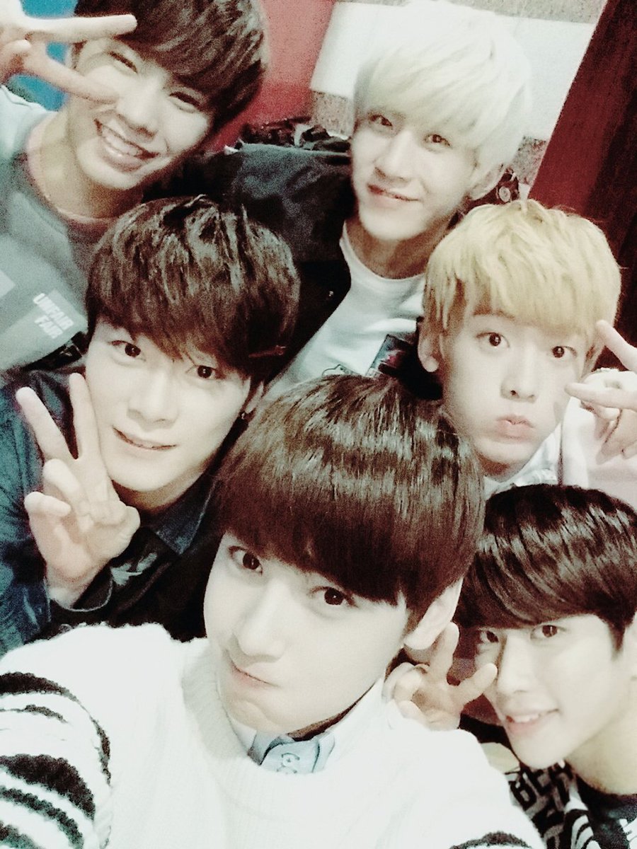 offclASTRO's tweet photo. 항상 고맙고 감사하고 사랑합니다💕 비오니까 조심히 들어가세요😍 https://t.co/wAESmcPbxN