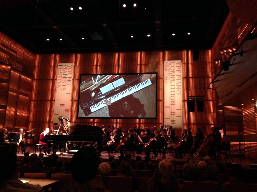 YPFcompetition's tweet photo. En ook Sophiko's linkerhand kan er wat van! #diderikwagenaar #pianolefthand #YPF15 #concoursfinale https://t.co/olXv3P4t2e