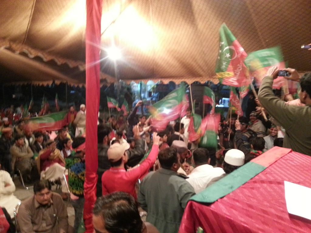 GoharShafique's tweet photo. Huge crowd at #I-8 corner meeting #ISBLBE @AliAwanPTI https://t.co/2NJ5ANYbAM