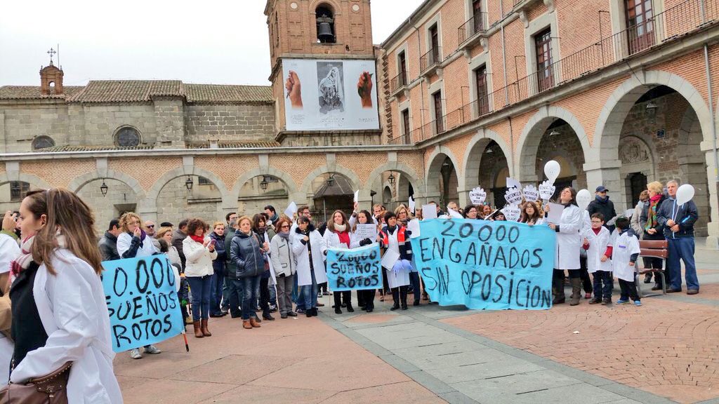 EnfrmraSaturada's tweet photo. Esta mañna en Ávila la enfermería ha salido a la calle. Sin siglas ni banderas y con un único lema #los20000delSACYL https://t.co/ET5U4mXcuT