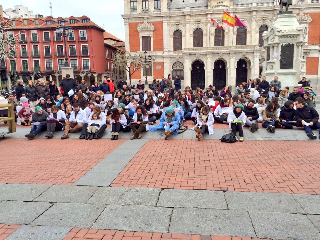 EnfrmraSaturada's tweet photo. Esta mañna en Ávila la enfermería ha salido a la calle. Sin siglas ni banderas y con un único lema #los20000delSACYL https://t.co/ET5U4mXcuT