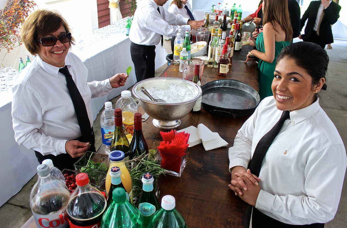 WeddingFabled's tweet photo. One bartender can serve 50 guests! https://t.co/VRZUijgoK1