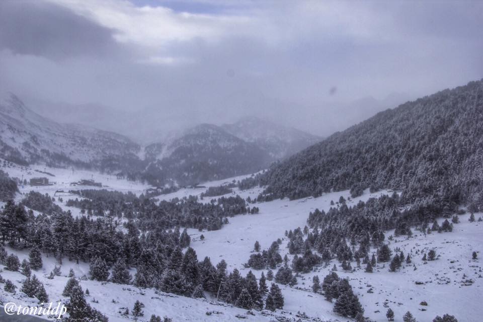 Toni Artigues, buen amigo de lugares de Nieve, nos envía buenasunas fotos de Andorra, camino de Grandvalira