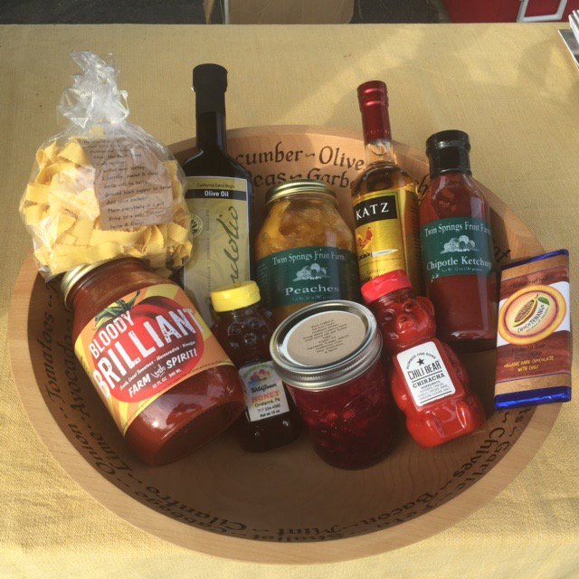 CentralFarmMKTs's tweet photo. Great food gifts with lovely bowl from Affinity Woodworks today at Bethesda! https://t.co/ovxYfBiIja