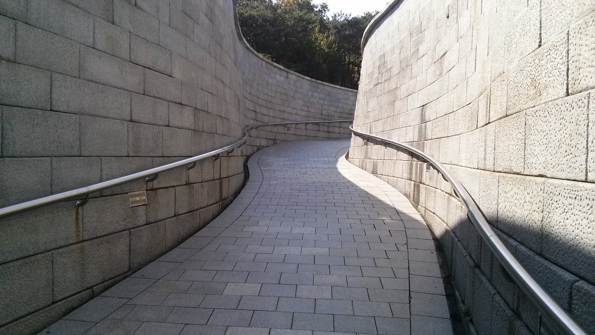 pschris's tweet image. 돌도 도는 세상 끝없는 길을 걷는 것 같다.