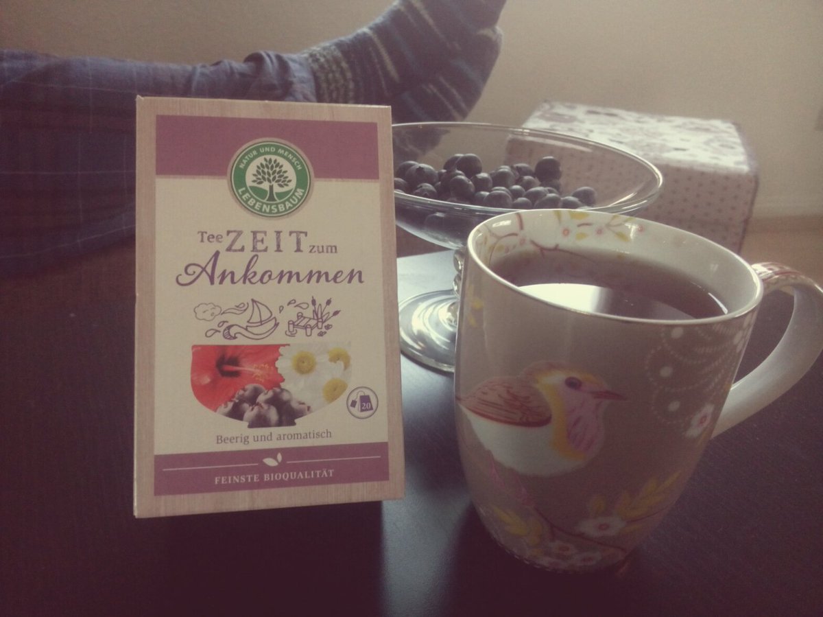 Stadtrandpfrin's tweet photo. bett und bücherregal stehen. zeit für eine teepause #wellprepared #neueheimat #tag53 https://t.co/qnOtjTHCXY