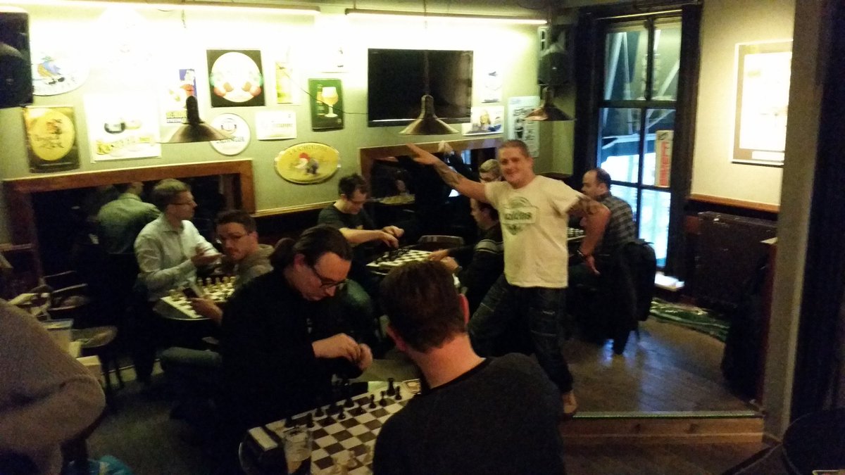 #Schaakswolle <a href="/DeGezelligheid/">Café de Gezelligheid</a> altijd gezellig! Hier Dit Is Allemaal Nog Theorie - Kleddermat