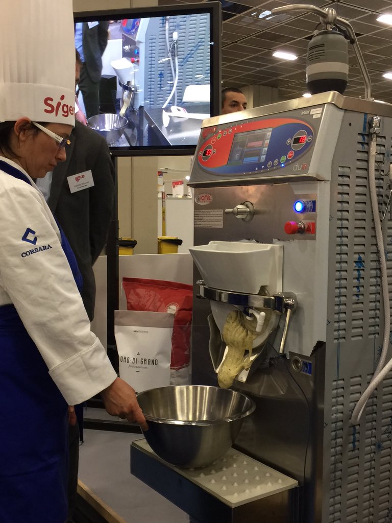 In preparazione Cioccolatini con #ganache e sale dell Himalaya a cura di <a href="/federicoanzello/">federico anzellotti</a> live da <a href="/gourmet_forum/">Gourmet - Expoforum</a>