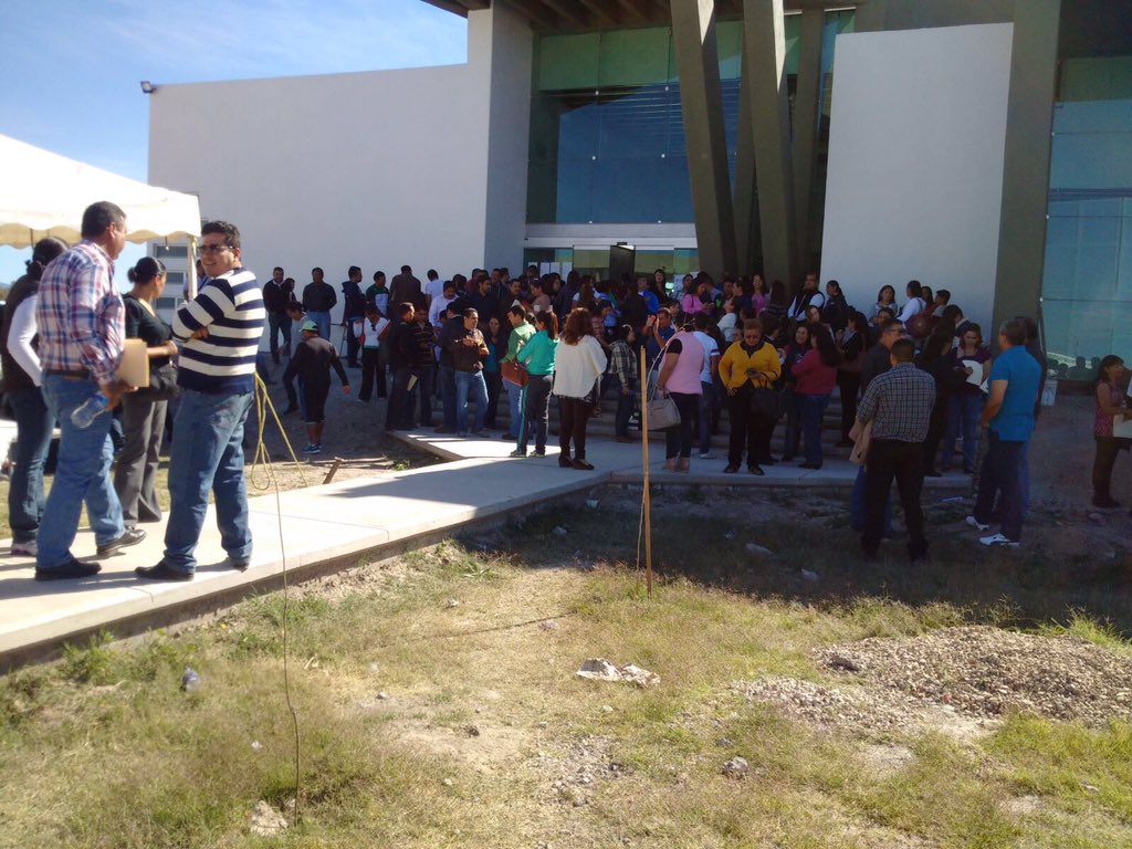 dionelsena's tweet photo. Nutrida la participación de maestros en la evaluación docente de este domingo en #Durango y La #Laguna: @HectorVelaV https://t.co/YfMwXOSHnF