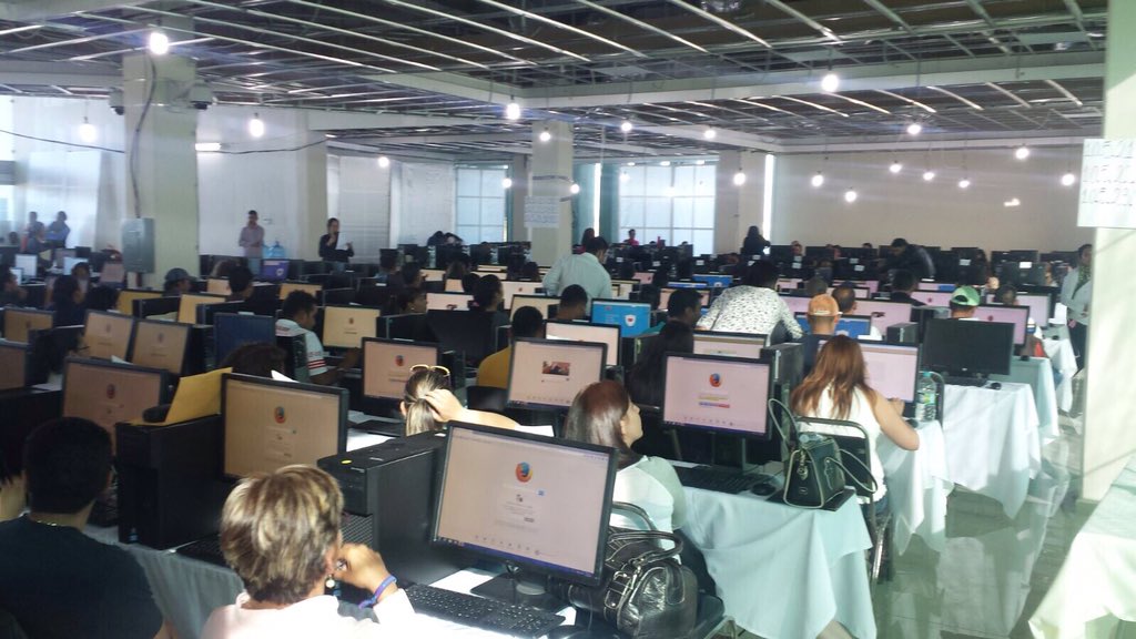 dionelsena's tweet photo. Nutrida la participación de maestros en la evaluación docente de este domingo en #Durango y La #Laguna: @HectorVelaV https://t.co/YfMwXOSHnF