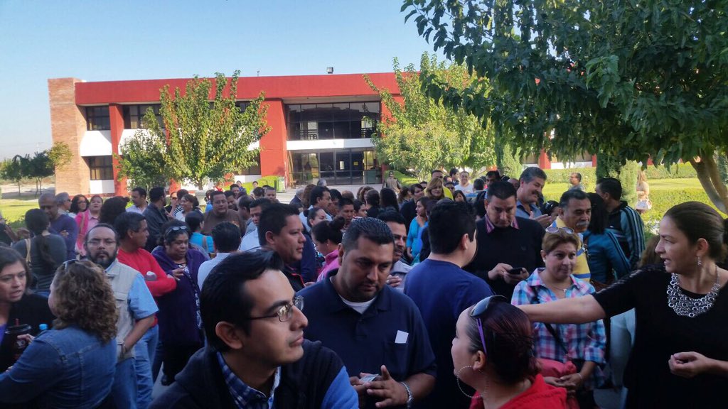 dionelsena's tweet photo. Nutrida la participación de maestros en la evaluación docente de este domingo en #Durango y La #Laguna: @HectorVelaV https://t.co/YfMwXOSHnF