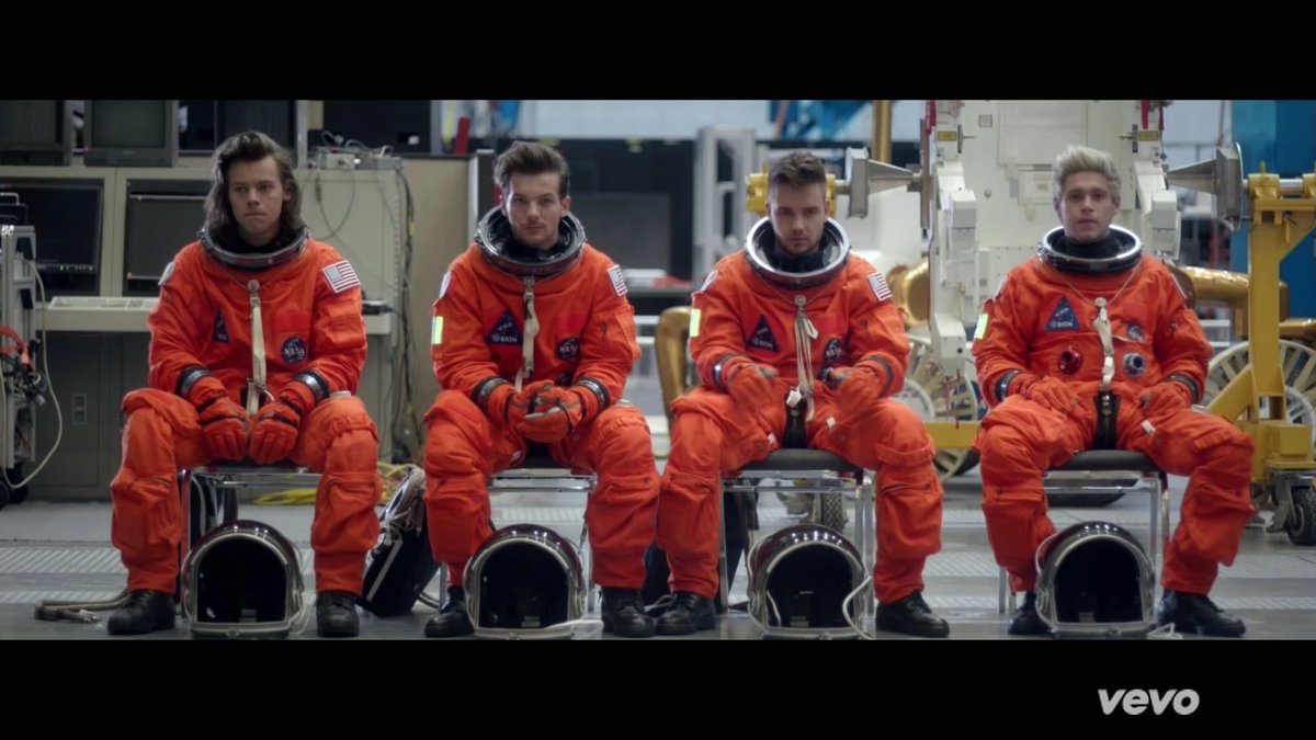 I'm listening to Drag Me Down.
#MTVSTARS One Direction