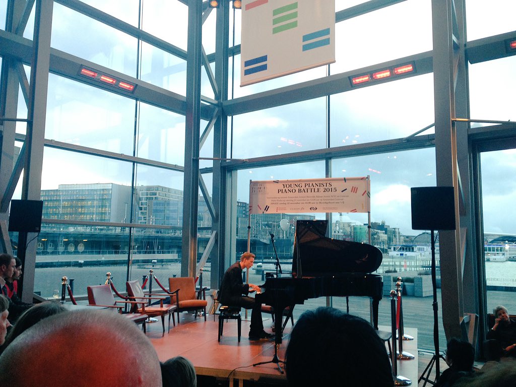 YPFcompetition's tweet photo. En ondertussen strijden de finalisten van de #pianobattle in de entreehal van @muziekgebouw https://t.co/FQNRdD1Trl