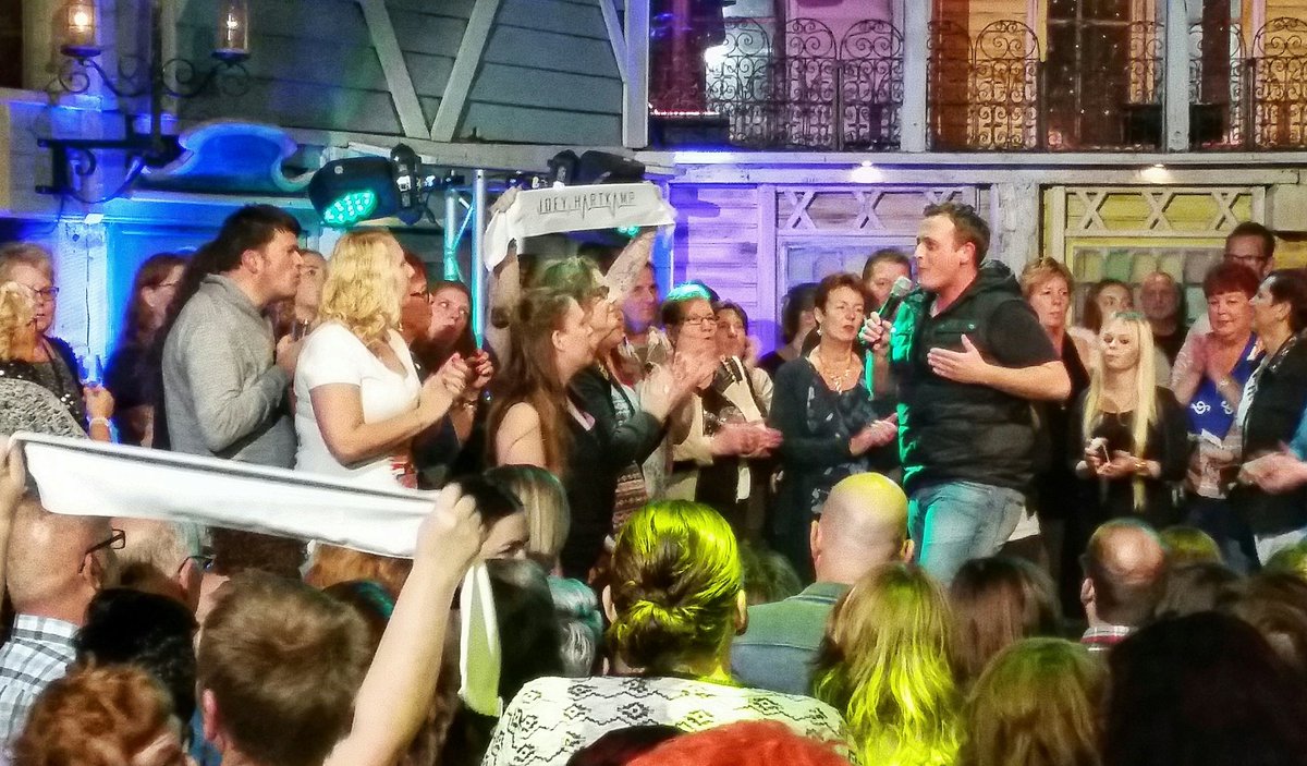 JoeyHartkamp's tweet photo. Feest bij de TV opnames van @ToppersvOranje waar super werd meegedaan met Chic A Bang Bang! 👍 https://t.co/RXvPVPCmOP