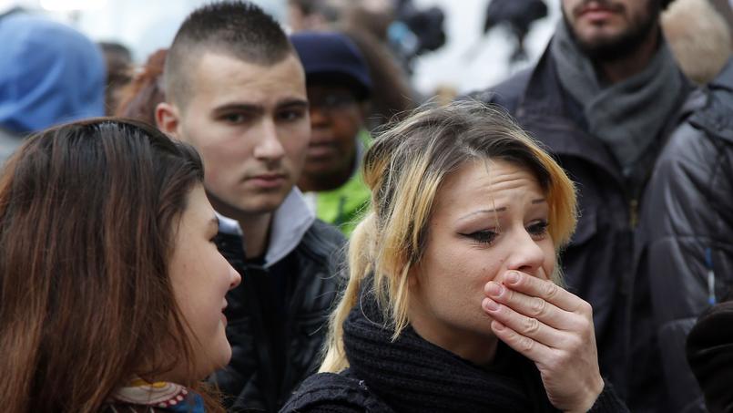 Le_Figaro's tweet photo. EN IMAGES 📷 - Ces photos qui racontent l'émotion en France après les #attentatsdu13novembre https://t.co/RA8kfHVka5 https://t.co/DDWzPcMTM9