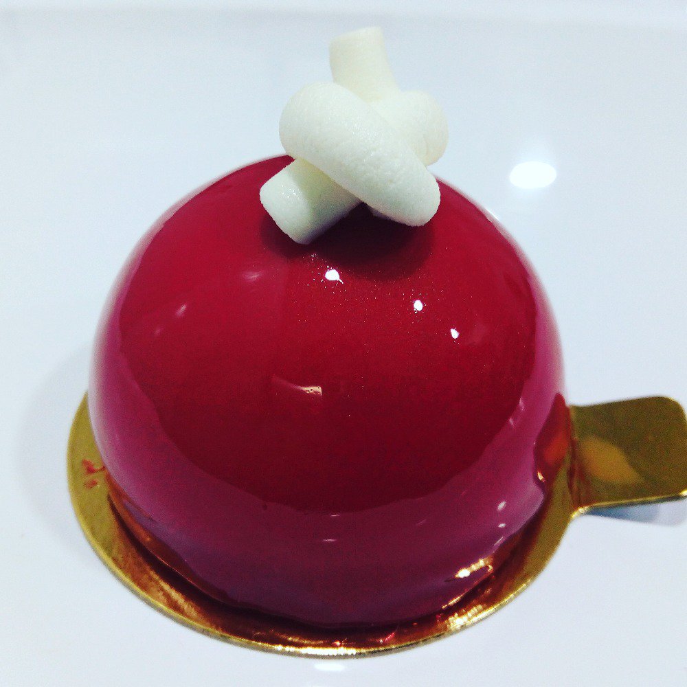 TopSucre's tweet photo. Capricce:mousse chocolate blanco, dados de fresa en compota y bizcocho cinco especias #glutenfree #bodas #postres https://t.co/bzznXST0b0