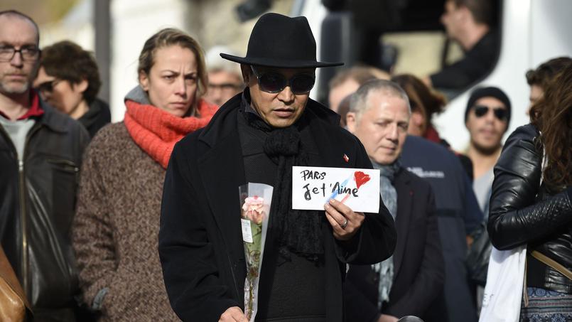Le_Figaro's tweet photo. EN IMAGES 📷 - Ces photos qui racontent l'émotion en France après les #attentatsdu13novembre https://t.co/RA8kfHVka5 https://t.co/DDWzPcMTM9