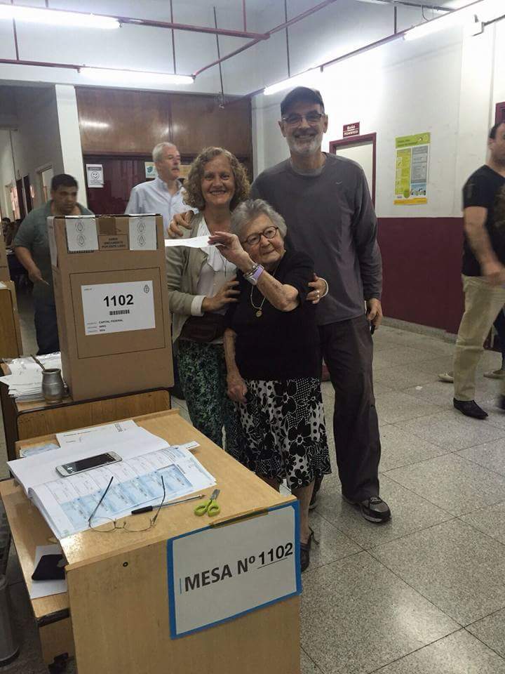 marianabocca's tweet photo. Emocionada al ver a nuestros abuelitos ir a votar y definir esta elección! @resistconaguant #ScioliPresidente https://t.co/CnHYX5NoxN