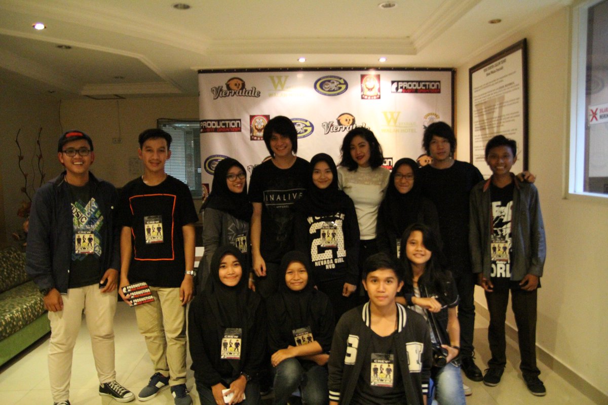 Sesi foto bareng Tim Osis dan Vierratale Band <a href="/osis_smabhaone/">OSIS SMABHAONE</a> <a href="/smabhaone/">smabhaone</a> #C_Production