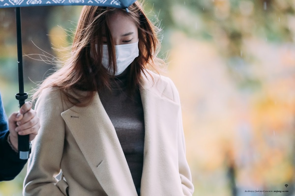 functionlove's tweet photo. 151113 f(Krystal) = At the KBS Building for Music Bank [2] | 6P https://t.co/6z3Olniudq https://t.co/fKLeinrUMv