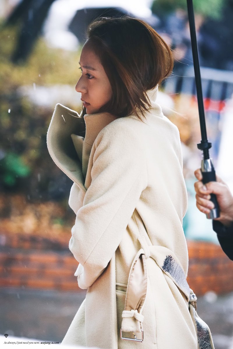 functionlove's tweet photo. 151113 f(Krystal) = At the KBS Building for Music Bank [2] | 6P https://t.co/6z3Olniudq https://t.co/fKLeinrUMv